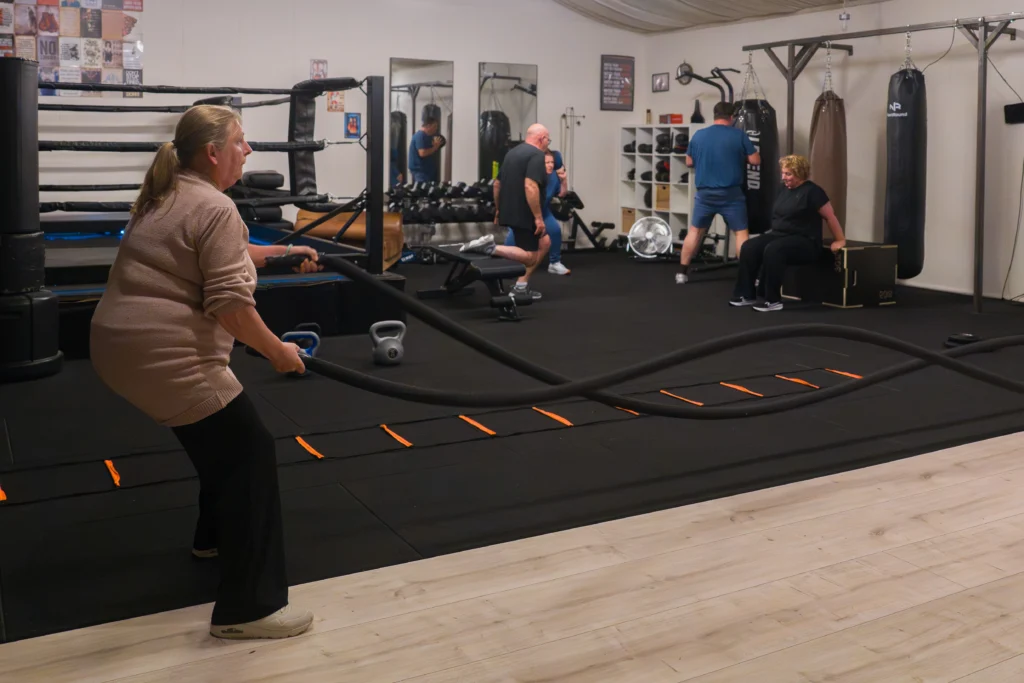Groep sporters traint samen buiten
